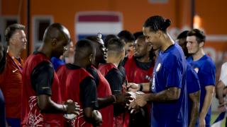 Oranjeshirts brengen 380 duizend euro op